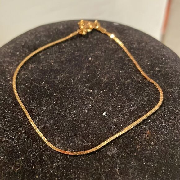 Vintage 7.5” Avon gold tone Herringbone chain bracelet with a spring clasp - Picture 4 of 8